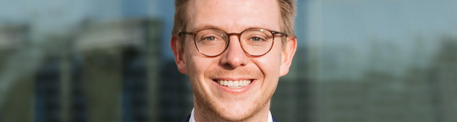 Dr. Niklas Klümper, Assistenzarzt der Klinik für Urologie und Arbeitsgruppenleiter im Institut für Experimentelle Onkologie am UKB, wurde der C. E. Alken Preis als Anerkennung für seine hervorragende wissenschaftliche uro-onkologische Arbeit verliehen.