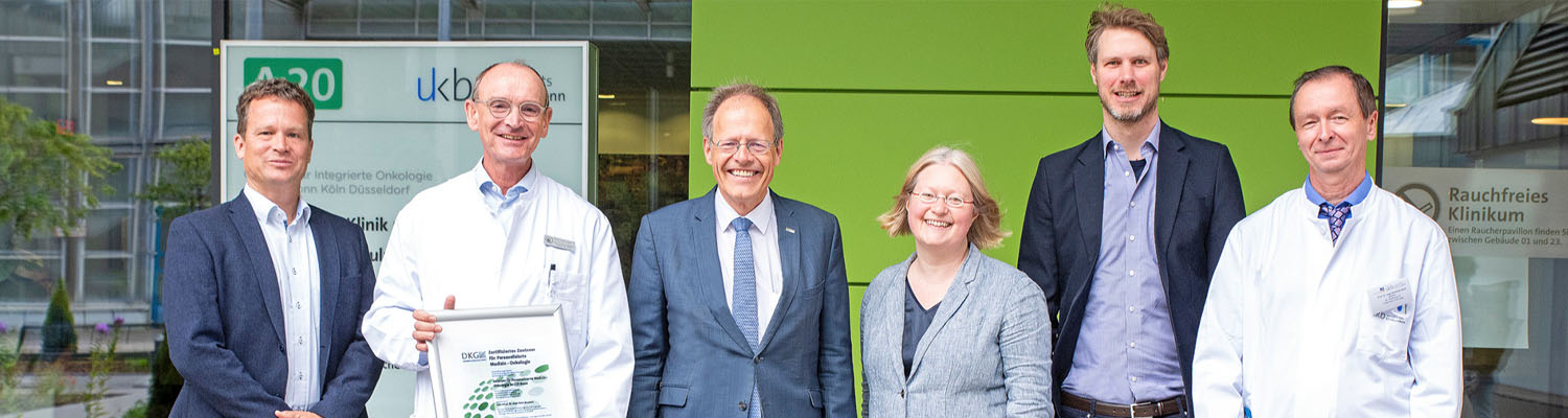 UKB als erstes Zentrum für Personalisierte Medizin in NRW zertifiziert: (v. li): PD Georg Feldmann, Prof. Peter Brossart, Prof. Wolfgang Holzgreve, Prof. Verena Tischler, Michael Neumann und Prof. Ingo Schmidt-Wolf