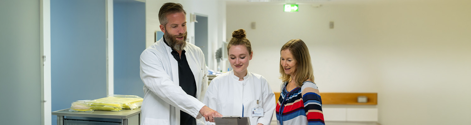 (v. li) Dr. Robert Hüneburg, Dr. Anne-Sophie Layritz und Nicola Reents fanden mittels einer Befragung heraus, dass weniger als jeder zehnte Mensch mit Lynch-Syndrom Acetylsalicylsäure zur Krebsprävention nimmt– trotz hoher Offenheit für neue Vorsorgeansätze.