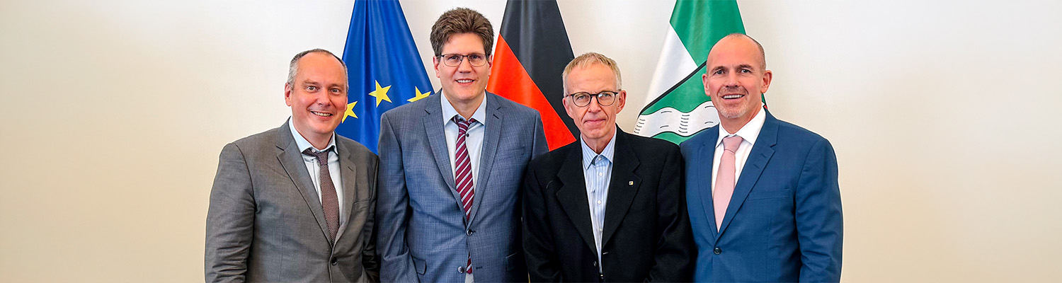 Bildunterschrift: 25 Millionen Euro für die Bonner KI-Krebsforschung: (v.l.) Prof. Dr. Bernd Weber, Prof. Dr. Michael Hölzel, Prof. Dr. Jürgen Bajorath und Prof. Dr. Uwe Reuter, beim Auftakt von AI4CancerCure.NRW in der Staatskanzlei Nordrhein-Westfalen.