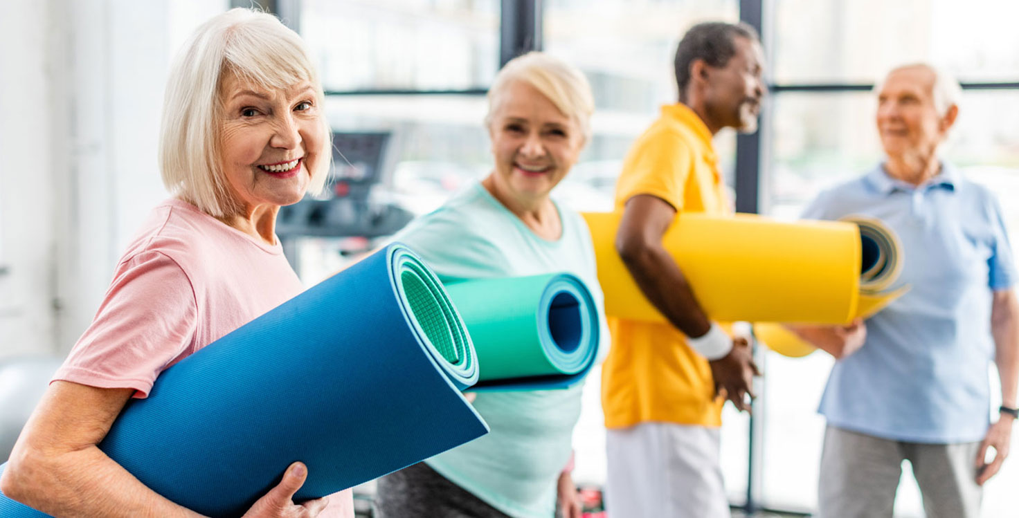 Kursteilnehmer mit Yogamatten