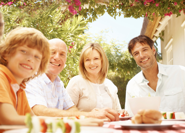 Familie am Esstisch 