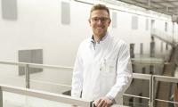 Dr. Niklas Klümper, Urologe am UKB, erhält Forschungs- und Innovationspreis